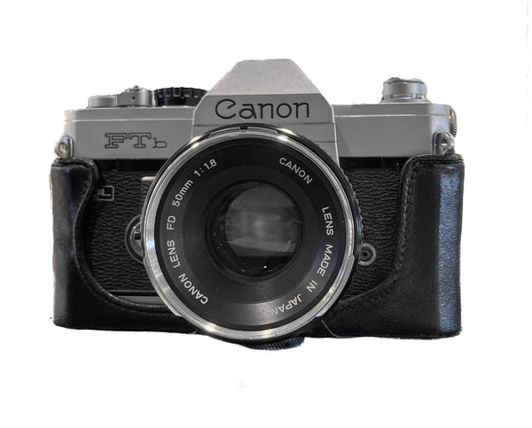 Canon FTb + Canon 50 mm f/1.8 con custodia di pelle